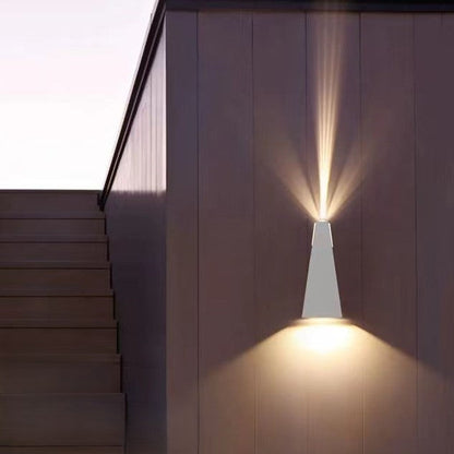 مصباح حائط LED خارجي بتصميم شبه منحرف مصنوع من الألومنيوم المصبوب بتصميم عصري بسيط ومقاوم للماء للفناء الخارجي 