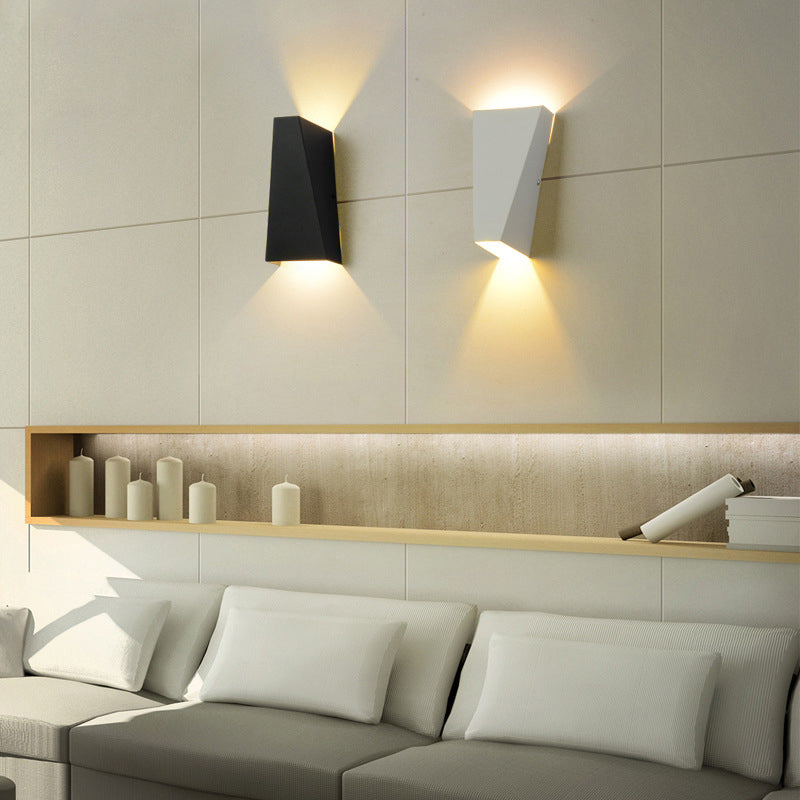 مصباح حائط LED خارجي بتصميم شبه منحرف مصنوع من الألومنيوم المصبوب بتصميم عصري بسيط ومقاوم للماء للفناء الخارجي 
