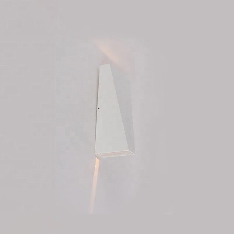 مصباح حائط LED خارجي بتصميم شبه منحرف مصنوع من الألومنيوم المصبوب بتصميم عصري بسيط ومقاوم للماء للفناء الخارجي 