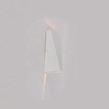 مصباح حائط LED خارجي بتصميم شبه منحرف مصنوع من الألومنيوم المصبوب بتصميم عصري بسيط ومقاوم للماء للفناء الخارجي 