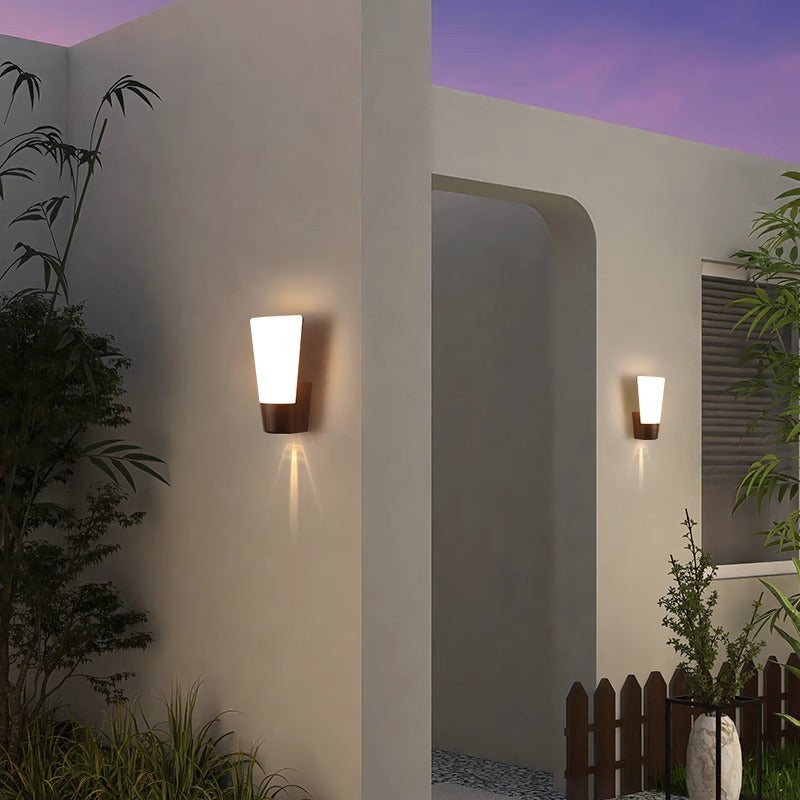 مصباح حائط خارجي مقاوم للماء LED منحني من خشب ABS بسيط وعصري للحديقة 