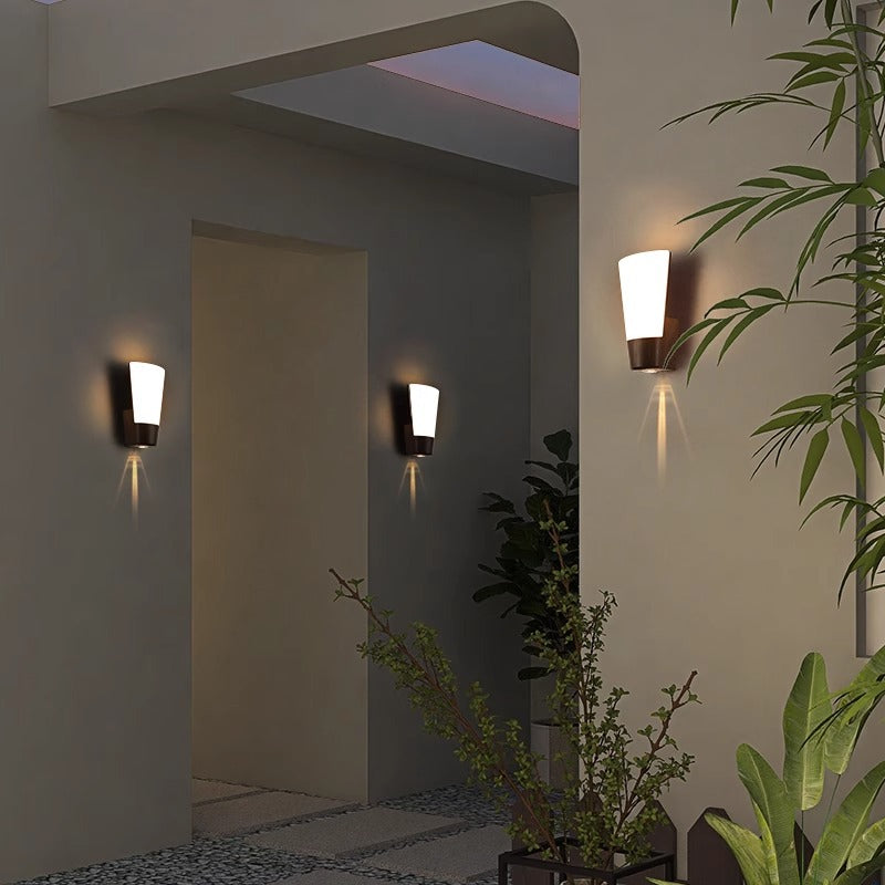 مصباح حائط خارجي مقاوم للماء LED منحني من خشب ABS بسيط وعصري للحديقة 