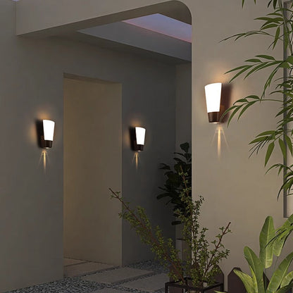 مصباح حائط خارجي مقاوم للماء LED منحني من خشب ABS بسيط وعصري للحديقة 