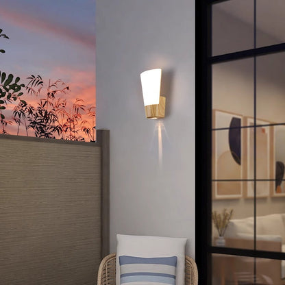 مصباح حائط خارجي مقاوم للماء LED منحني من خشب ABS بسيط وعصري للحديقة 