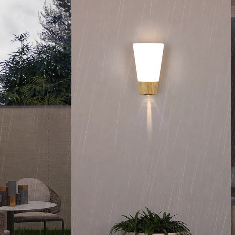 مصباح حائط خارجي مقاوم للماء LED منحني من خشب ABS بسيط وعصري للحديقة 