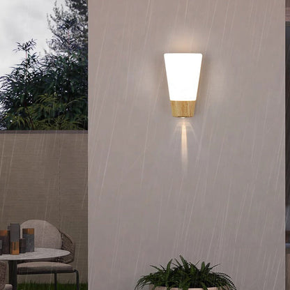 مصباح حائط خارجي مقاوم للماء LED منحني من خشب ABS بسيط وعصري للحديقة 