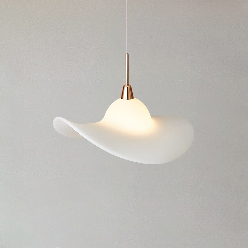مصباح LED معلق على شكل قبعة من القش مصنوع من الراتنج والألومنيوم بتصميم معاصر لغرفة النوم 