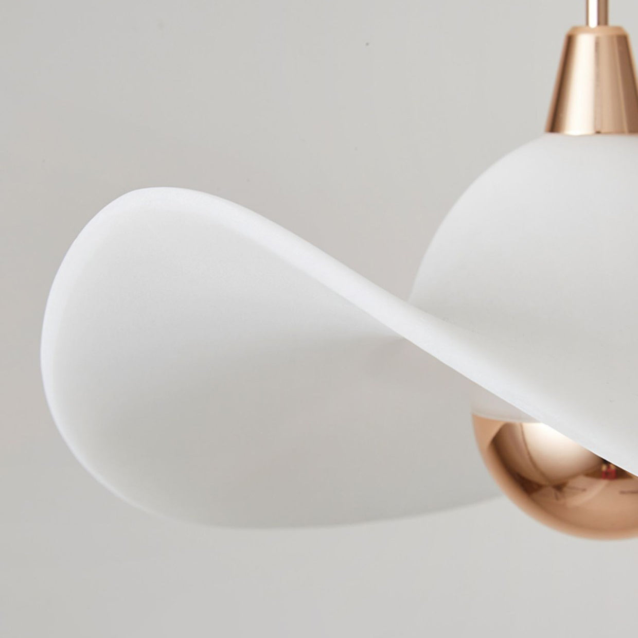 مصباح LED معلق على شكل قبعة من القش مصنوع من الراتنج والألومنيوم بتصميم معاصر لغرفة النوم 