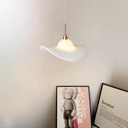 مصباح LED معلق على شكل قبعة من القش مصنوع من الراتنج والألومنيوم بتصميم معاصر لغرفة النوم 