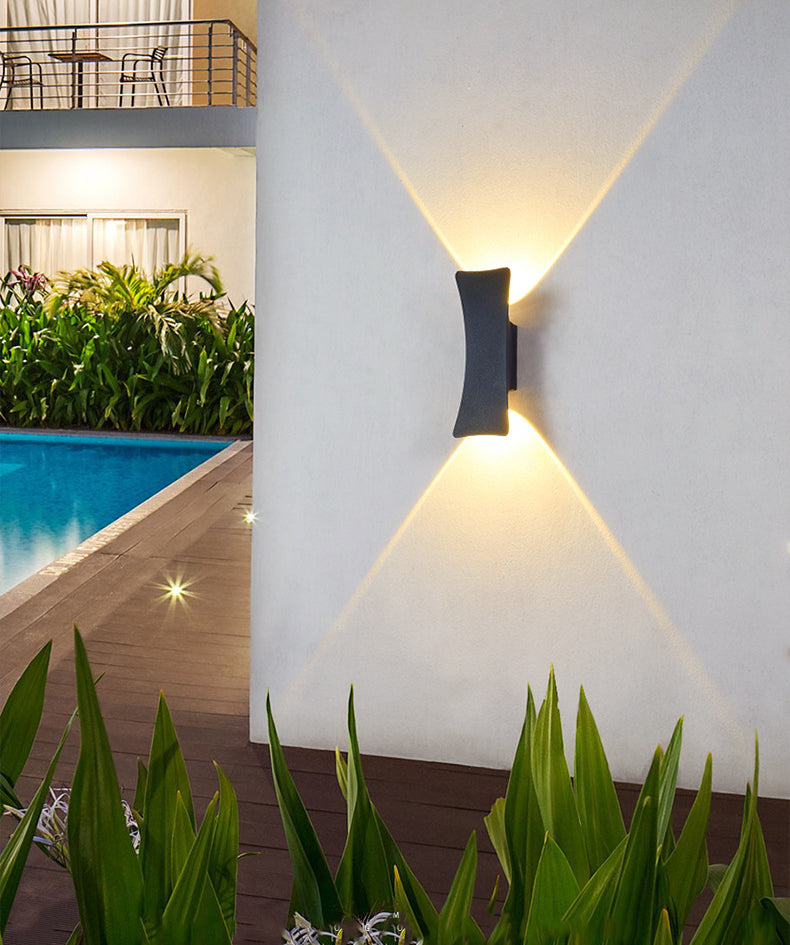 مصباح حائط LED مقاوم للماء بإضاءة علوية وسفلية من الألومنيوم بتصميم عصري بسيط للفناء الخارجي 