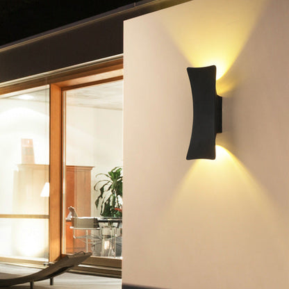 مصباح حائط LED مقاوم للماء بإضاءة علوية وسفلية من الألومنيوم بتصميم عصري بسيط للفناء الخارجي 