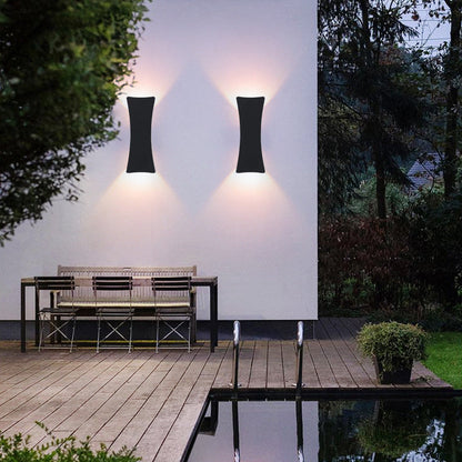 مصباح حائط LED مقاوم للماء بإضاءة علوية وسفلية من الألومنيوم بتصميم عصري بسيط للفناء الخارجي 