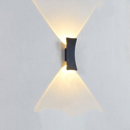 مصباح حائط LED مقاوم للماء بإضاءة علوية وسفلية من الألومنيوم بتصميم عصري بسيط للفناء الخارجي 