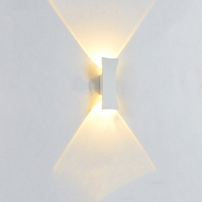 مصباح حائط LED مقاوم للماء بإضاءة علوية وسفلية من الألومنيوم بتصميم عصري بسيط للفناء الخارجي 