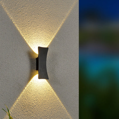 مصباح حائط LED مقاوم للماء بإضاءة علوية وسفلية من الألومنيوم بتصميم عصري بسيط للفناء الخارجي 