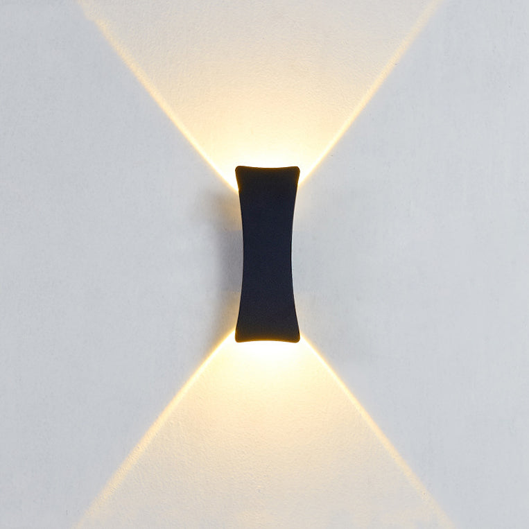 مصباح حائط LED مقاوم للماء بإضاءة علوية وسفلية من الألومنيوم بتصميم عصري بسيط للفناء الخارجي 