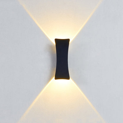 مصباح حائط LED مقاوم للماء بإضاءة علوية وسفلية من الألومنيوم بتصميم عصري بسيط للفناء الخارجي 
