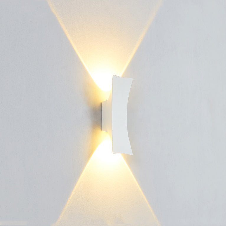 مصباح حائط LED مقاوم للماء بإضاءة علوية وسفلية من الألومنيوم بتصميم عصري بسيط للفناء الخارجي 