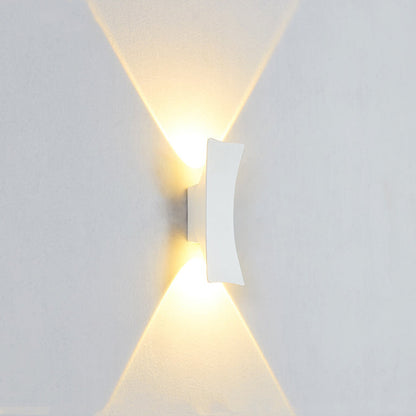 مصباح حائط LED مقاوم للماء بإضاءة علوية وسفلية من الألومنيوم بتصميم عصري بسيط للفناء الخارجي 