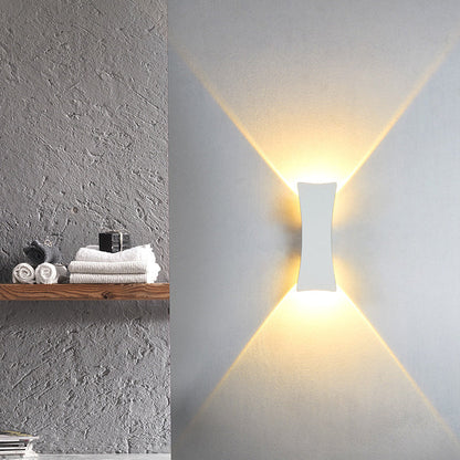 مصباح حائط LED مقاوم للماء بإضاءة علوية وسفلية من الألومنيوم بتصميم عصري بسيط للفناء الخارجي 