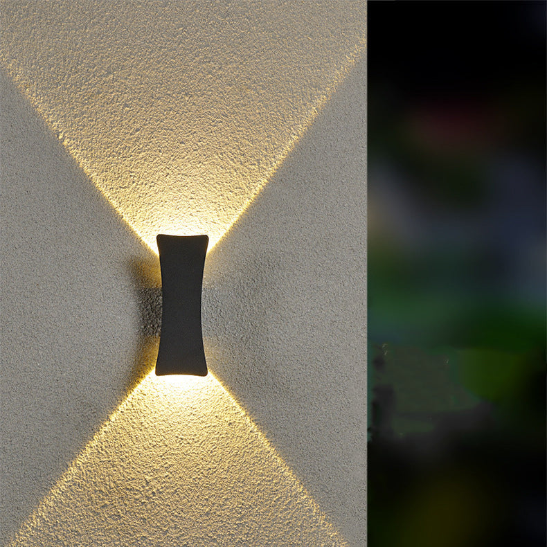 مصباح حائط LED مقاوم للماء بإضاءة علوية وسفلية من الألومنيوم بتصميم عصري بسيط للفناء الخارجي 