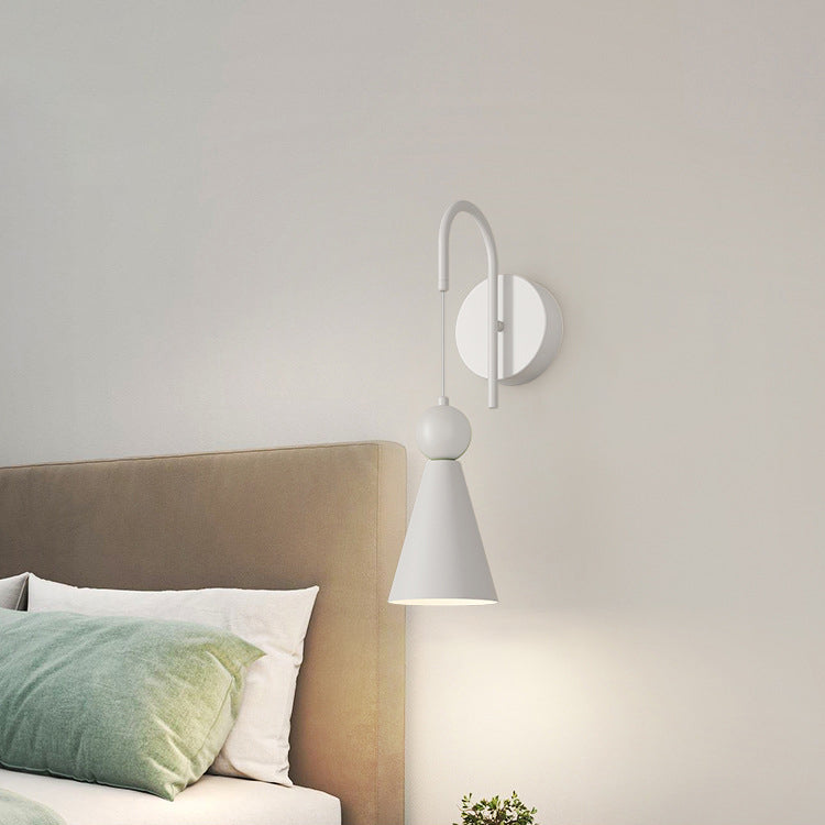 مصباح حائط LED مخروطي هندسي من الحديد الإسكندنافي المعاصر لغرفة المعيشة 