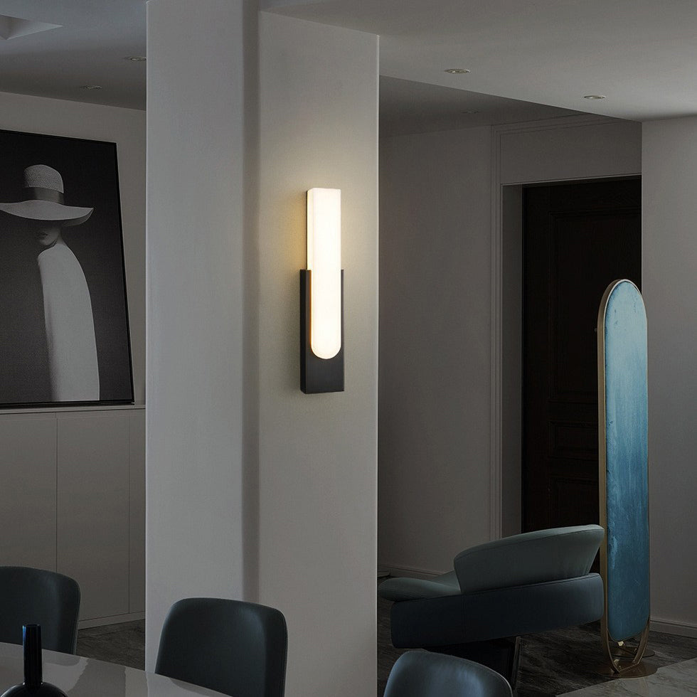 مصباح حائط LED بتصميم عمودي فاخر معاصر مصنوع من الرخام المقلد لغرفة النوم 