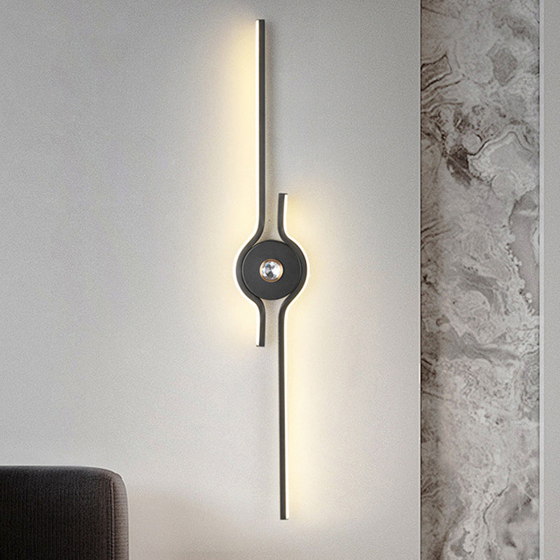 مصباح حائط LED طويل من الألومنيوم والحديد بتصميم عصري بسيط لغرفة المعيشة 