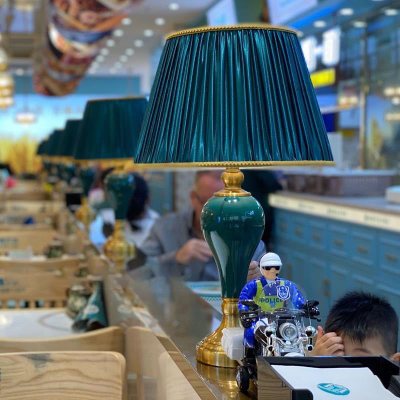 Traditional Chinese Fabric Round Shade Ceramic Vase Base 1-Light Table Lamp For Bedroom