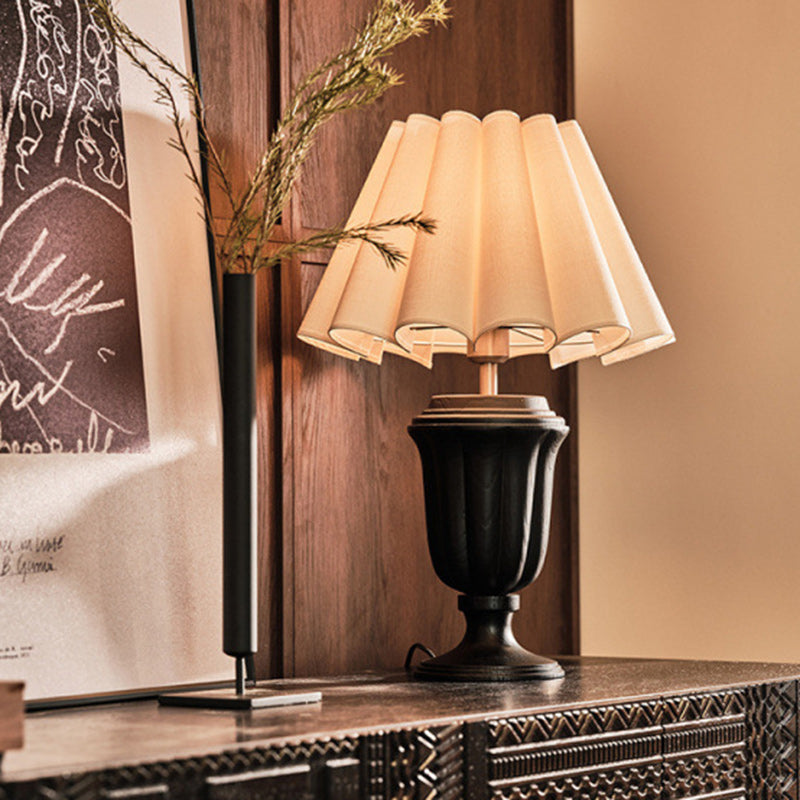 Traditional Vintage Fabric Flower Bouquet Shade Solid Wood 1-Light Table Lamp For Bedroom