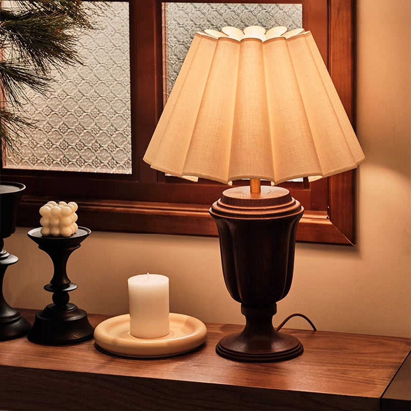 Traditional Vintage Fabric Flower Bouquet Shade Solid Wood 1-Light Table Lamp For Bedroom