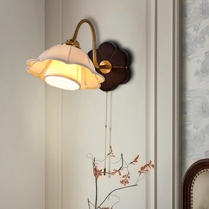 伝統的なフランスの花柄ラウンド木製合金ファブリック1ライト壁取り付け用燭台ランプ寝室用