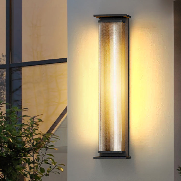مصباح حائط LED مستطيل الشكل مصنوع من الفولاذ المقاوم للصدأ يعمل بالطاقة الشمسية بتصميم عصري بسيط للاستخدام في الهواء الطلق 