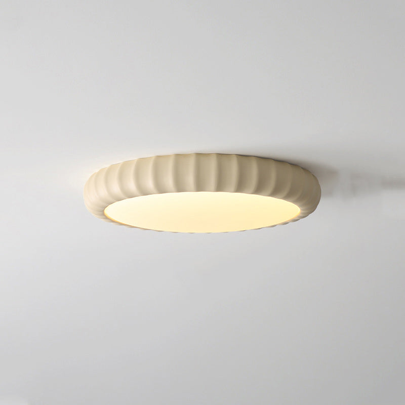 現代的なスカンジナビア風クリーム色の丸型金具樹脂製LEDフラッシュマウントシーリングライト（寝室用）