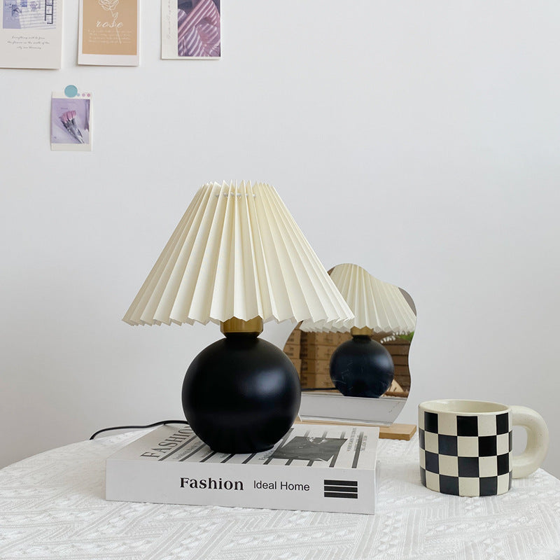 Traditional Vintage Round Sphere Rubberwood Cloth 1-Light Table Lamp For Bedroom
