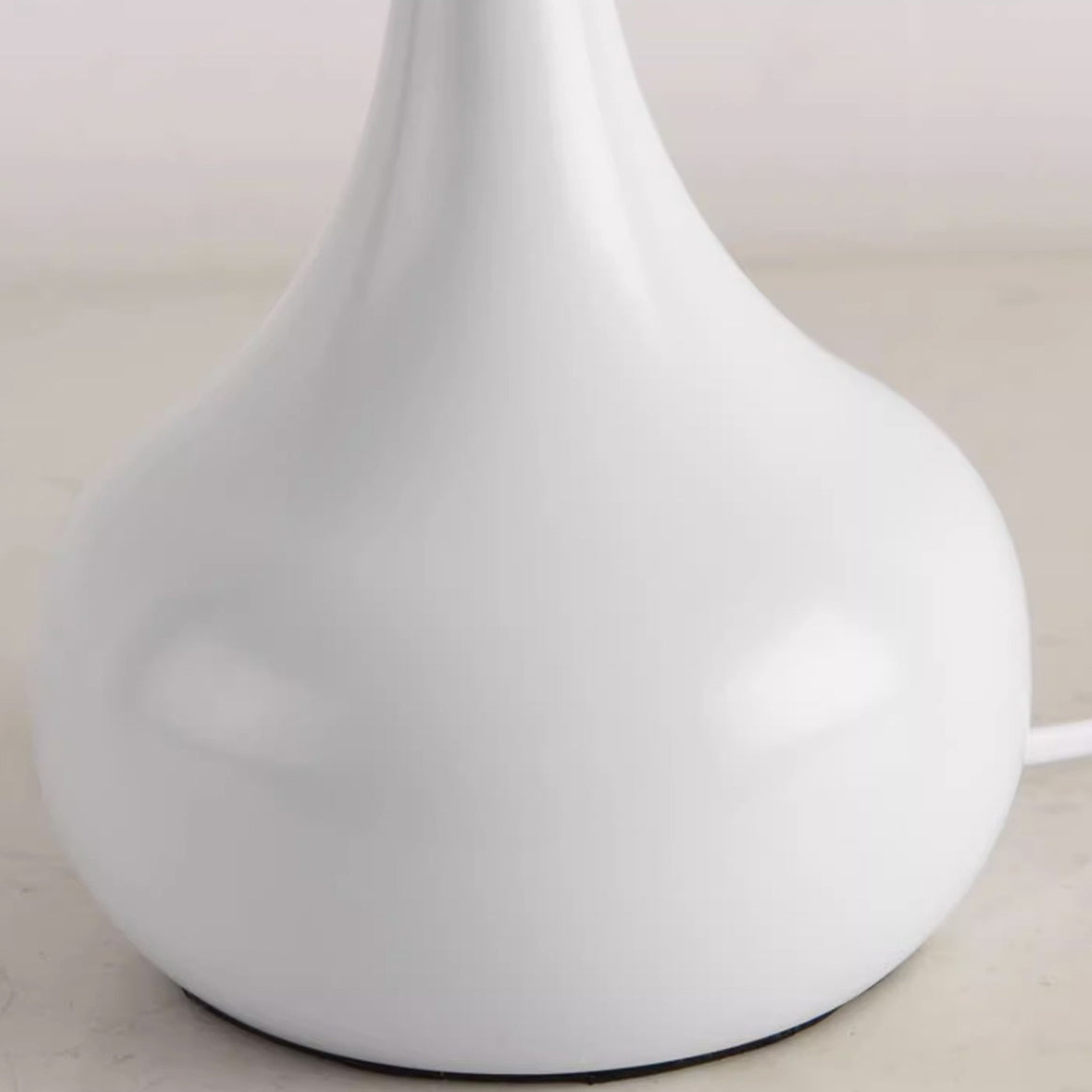 Contemporary Creative Round Teardrop Shape Scalloped Fabric Iron 1-Light Table Lamp For Living Room