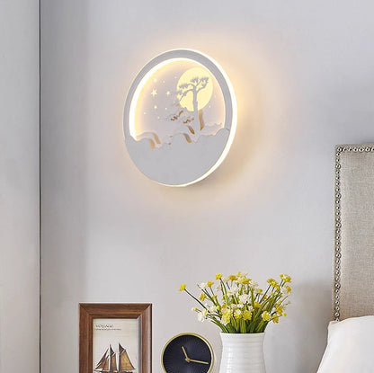 مصباح حائط LED بتصميم دائري على شكل قمر وشجرة صنوبر وغزال مصنوع من الحديد الأكريليكي والسيليكون بتصميم نورديك المعاصر لوضعه بجانب السرير 