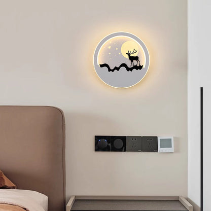 مصباح حائط LED بتصميم دائري على شكل قمر وشجرة صنوبر وغزال مصنوع من الحديد الأكريليكي والسيليكون بتصميم نورديك المعاصر لوضعه بجانب السرير 