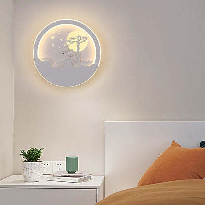 مصباح حائط LED بتصميم دائري على شكل قمر وشجرة صنوبر وغزال مصنوع من الحديد الأكريليكي والسيليكون بتصميم نورديك المعاصر لوضعه بجانب السرير 