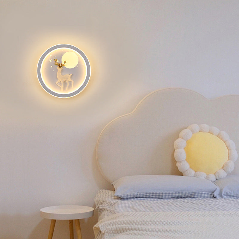 مصباح حائط LED بتصميم دائري على شكل قمر وشجرة صنوبر وغزال مصنوع من الحديد الأكريليكي والسيليكون بتصميم نورديك المعاصر لوضعه بجانب السرير 