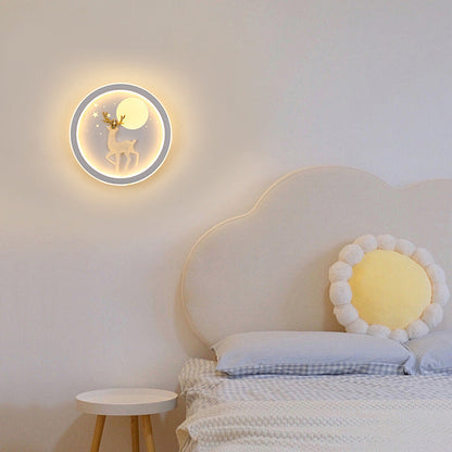 مصباح حائط LED بتصميم دائري على شكل قمر وشجرة صنوبر وغزال مصنوع من الحديد الأكريليكي والسيليكون بتصميم نورديك المعاصر لوضعه بجانب السرير 