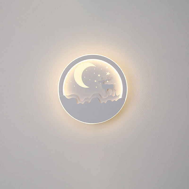 مصباح حائط LED بتصميم دائري على شكل قمر وشجرة صنوبر وغزال مصنوع من الحديد الأكريليكي والسيليكون بتصميم نورديك المعاصر لوضعه بجانب السرير 