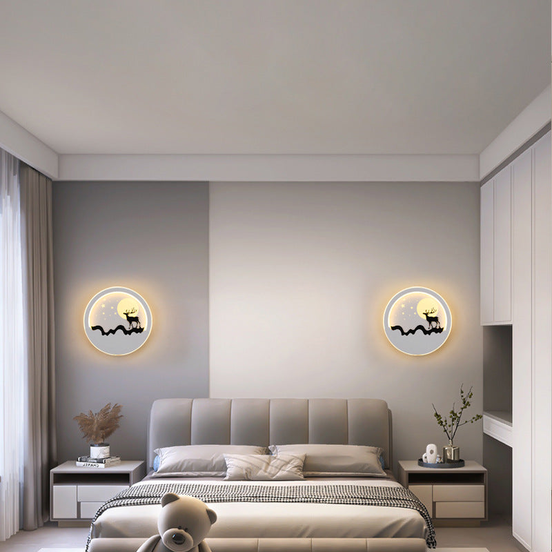 مصباح حائط LED بتصميم دائري على شكل قمر وشجرة صنوبر وغزال مصنوع من الحديد الأكريليكي والسيليكون بتصميم نورديك المعاصر لوضعه بجانب السرير 