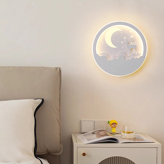 مصباح حائط LED بتصميم دائري على شكل قمر وشجرة صنوبر وغزال مصنوع من الحديد الأكريليكي والسيليكون بتصميم نورديك المعاصر لوضعه بجانب السرير 