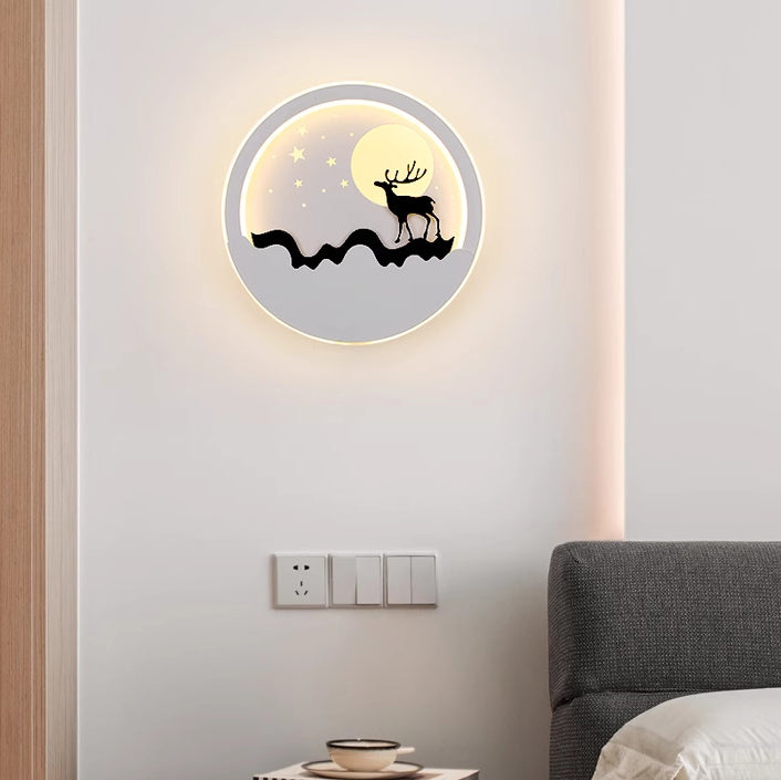 مصباح حائط LED بتصميم دائري على شكل قمر وشجرة صنوبر وغزال مصنوع من الحديد الأكريليكي والسيليكون بتصميم نورديك المعاصر لوضعه بجانب السرير 