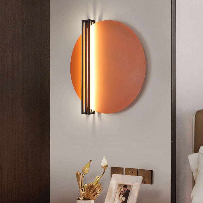 مصباح حائط LED دائري مخطط من الحديد والألومنيوم بتصميم إسكندنافي معاصر لغرفة المعيشة 