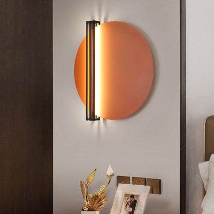 مصباح حائط LED دائري مخطط من الحديد والألومنيوم بتصميم إسكندنافي معاصر لغرفة المعيشة 