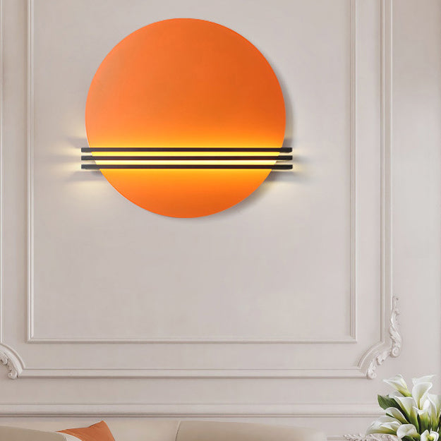 مصباح حائط LED دائري مخطط من الحديد والألومنيوم بتصميم إسكندنافي معاصر لغرفة المعيشة 