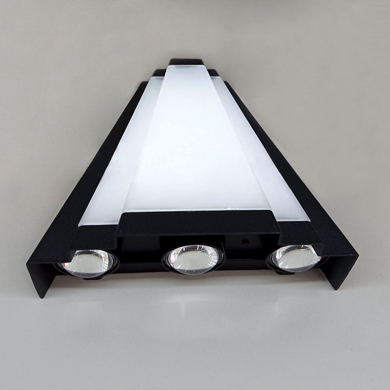 مصباح حائط LED مثلث الشكل مصنوع من الألومنيوم والأكريليك المقاوم للماء بتصميم عصري بسيط للفناء الخارجي 