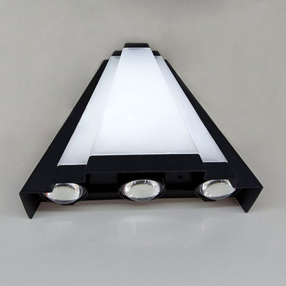 مصباح حائط LED مثلث الشكل مصنوع من الألومنيوم والأكريليك المقاوم للماء بتصميم عصري بسيط للفناء الخارجي 